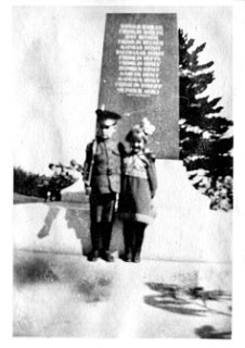Billy and Betty Durst by monument on Monroe's courthouse square